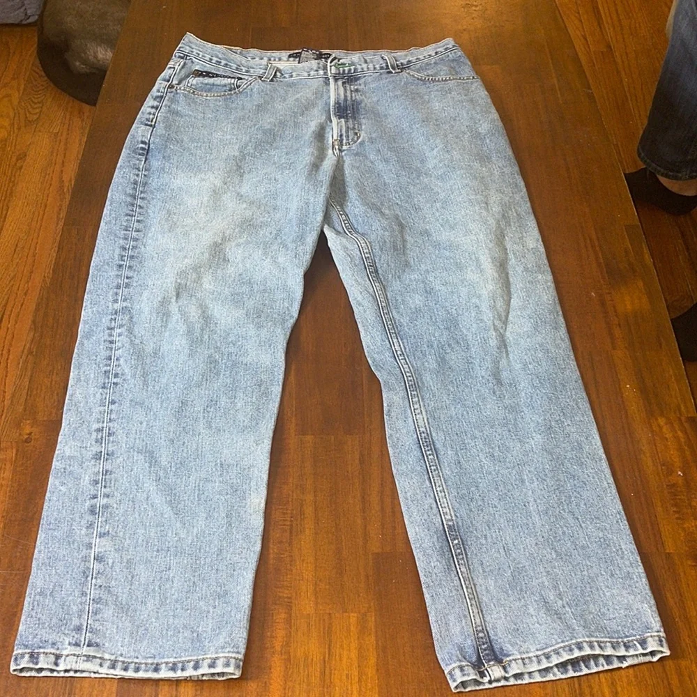 Tommy Hilfiger mens relaxed fit jeans. Size 36 inseam 30. EUC. Light blue wash